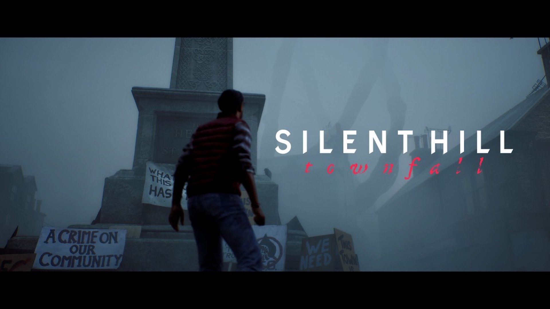 Silent Hill: Townfall fragmanında sisli kasabada anıtın önünde duran karakter