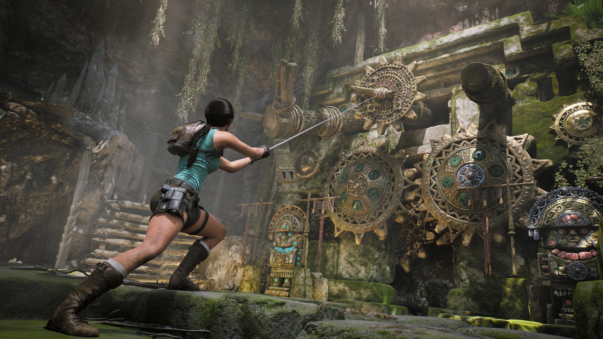 Tomb Raider: Legacy of Atlantis oyun görüntüsünde Lara Croft antik tapınakta halatla dişli mekanizmayı çekiyor