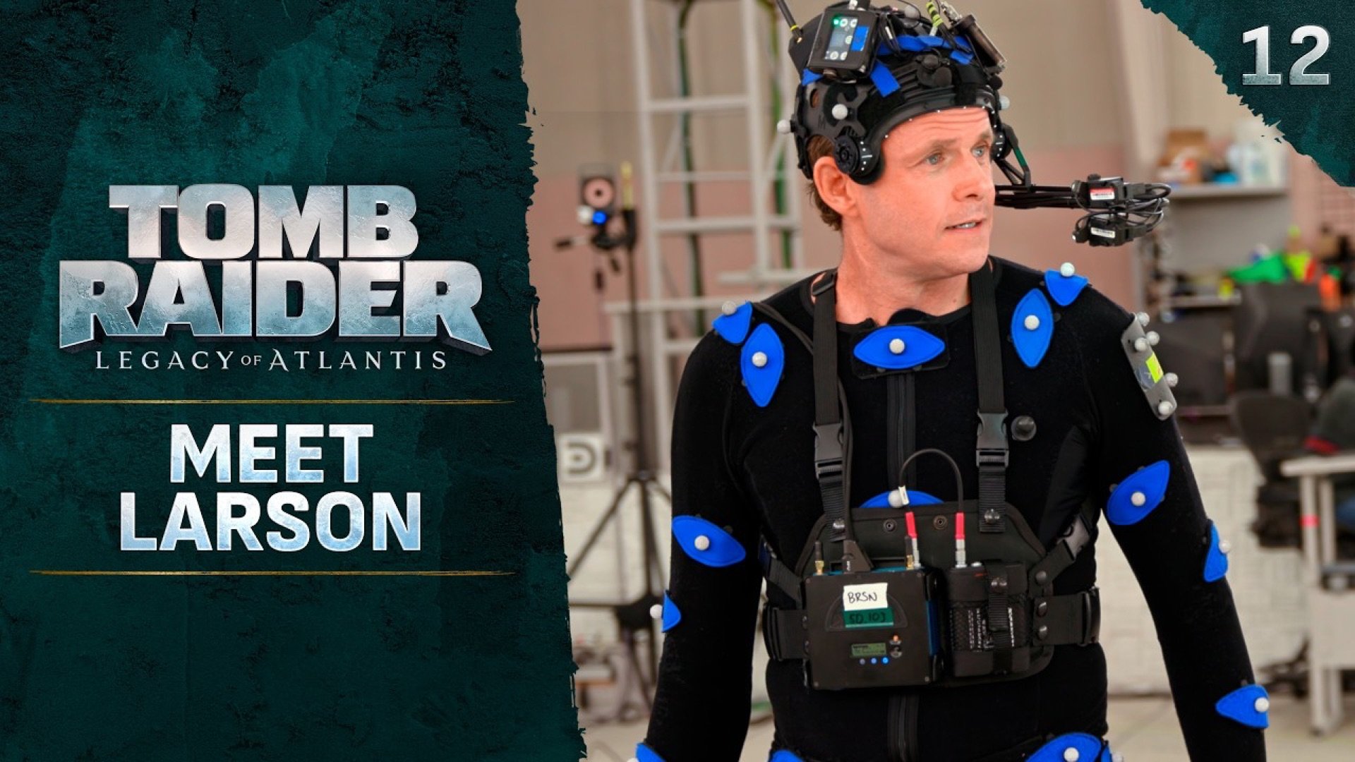 Meet Larson videosunun küçük resminde hareket yakalama kıyafetli oyuncu ve Tomb Raider: Legacy of Atlantis logosu