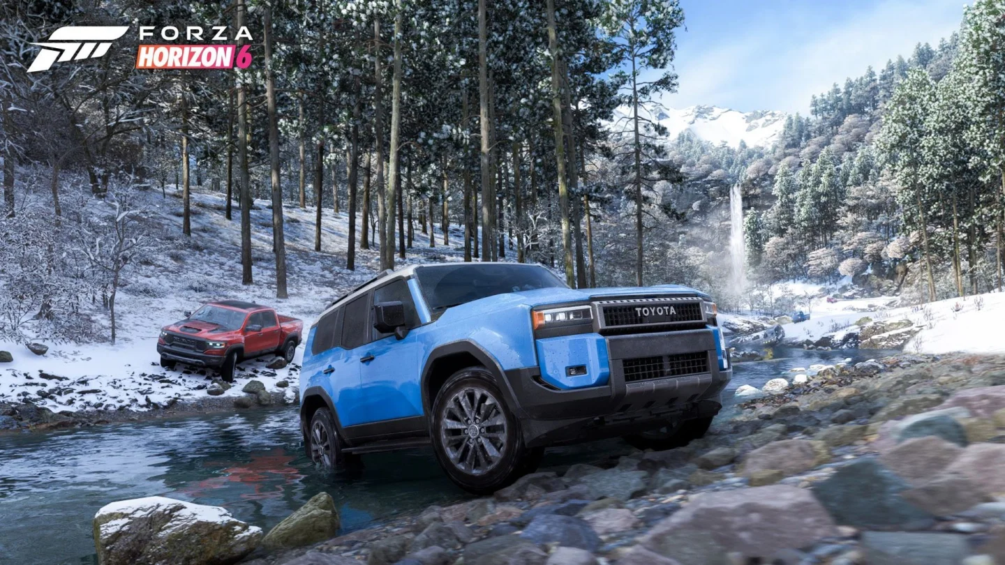 Forza Horizon 6'da karlı bir derede ilerleyen mavi Toyota arazi aracı