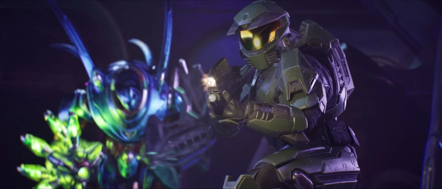 Halo: Campaign Evolved'da Master Chief bir düşmana ateş ederken