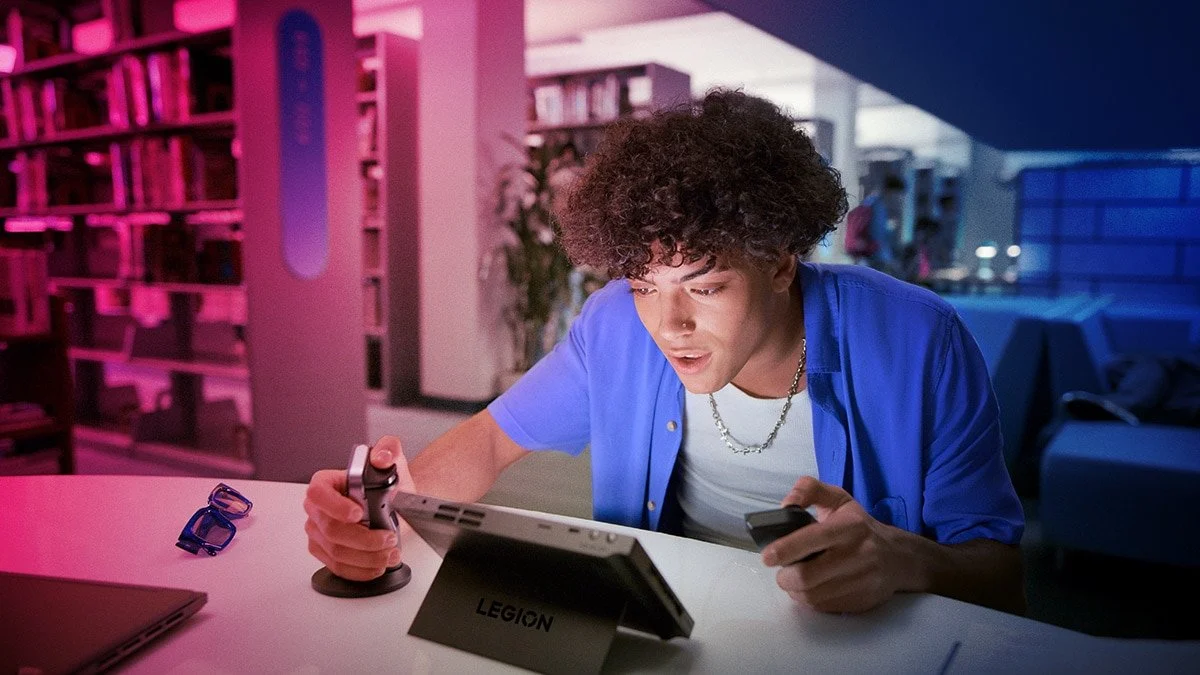 Masada Lenovo Legion Go el konsoluyla oynayan genç