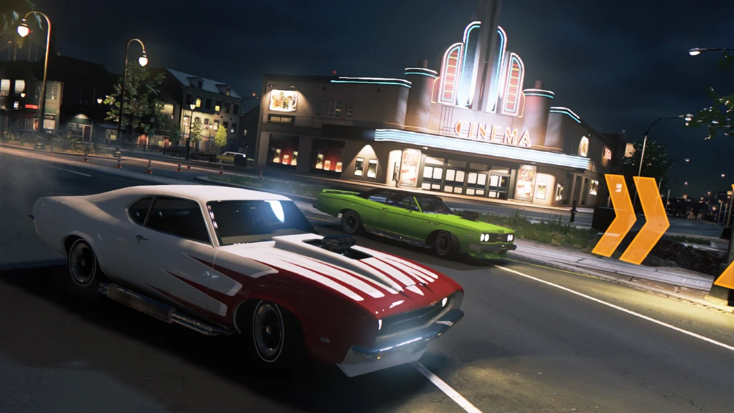 Mafia III'te New Bordeaux'da sinema önünde iki klasik araba