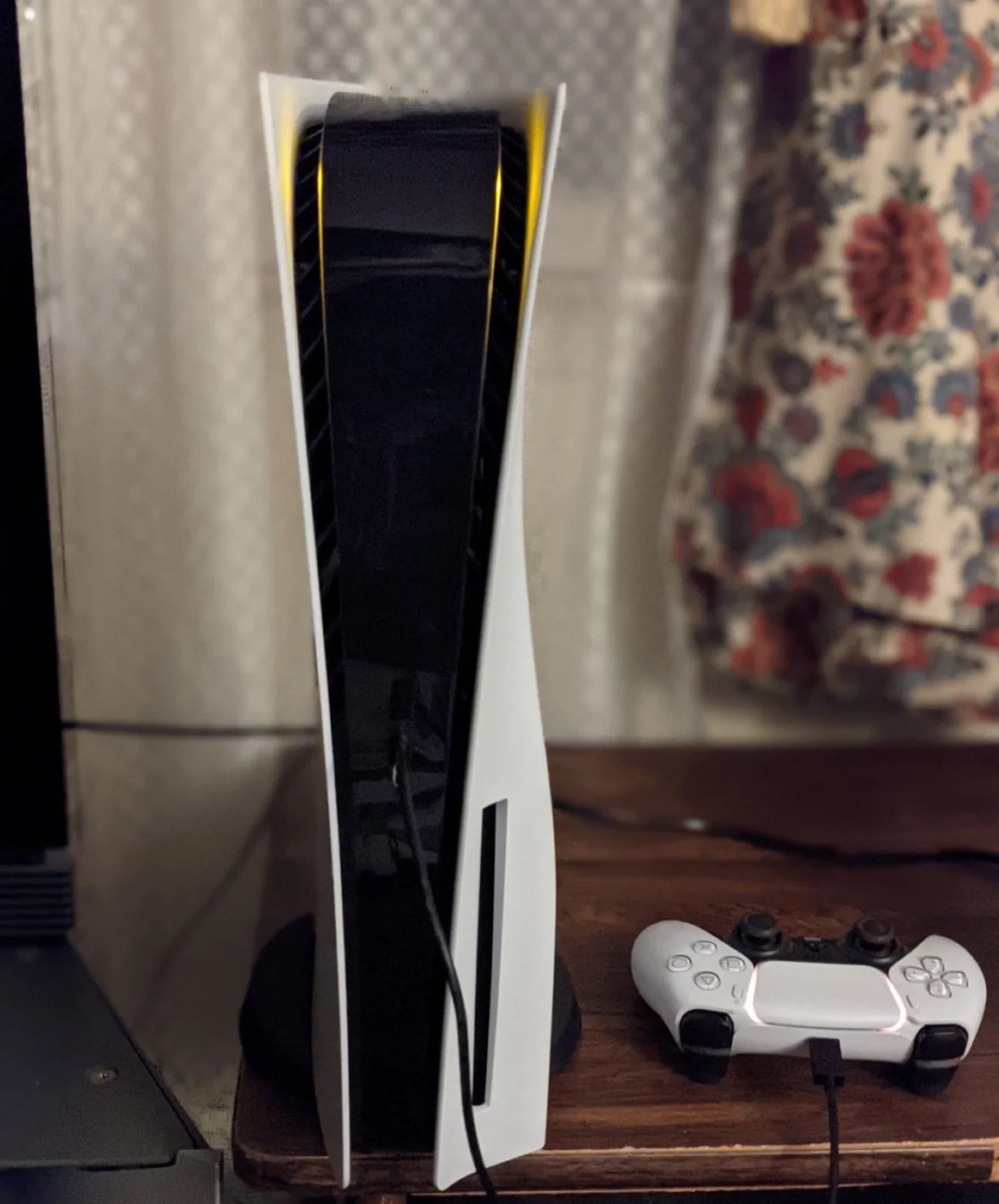 PlayStation 5 konsolu ve DualSense kumandası