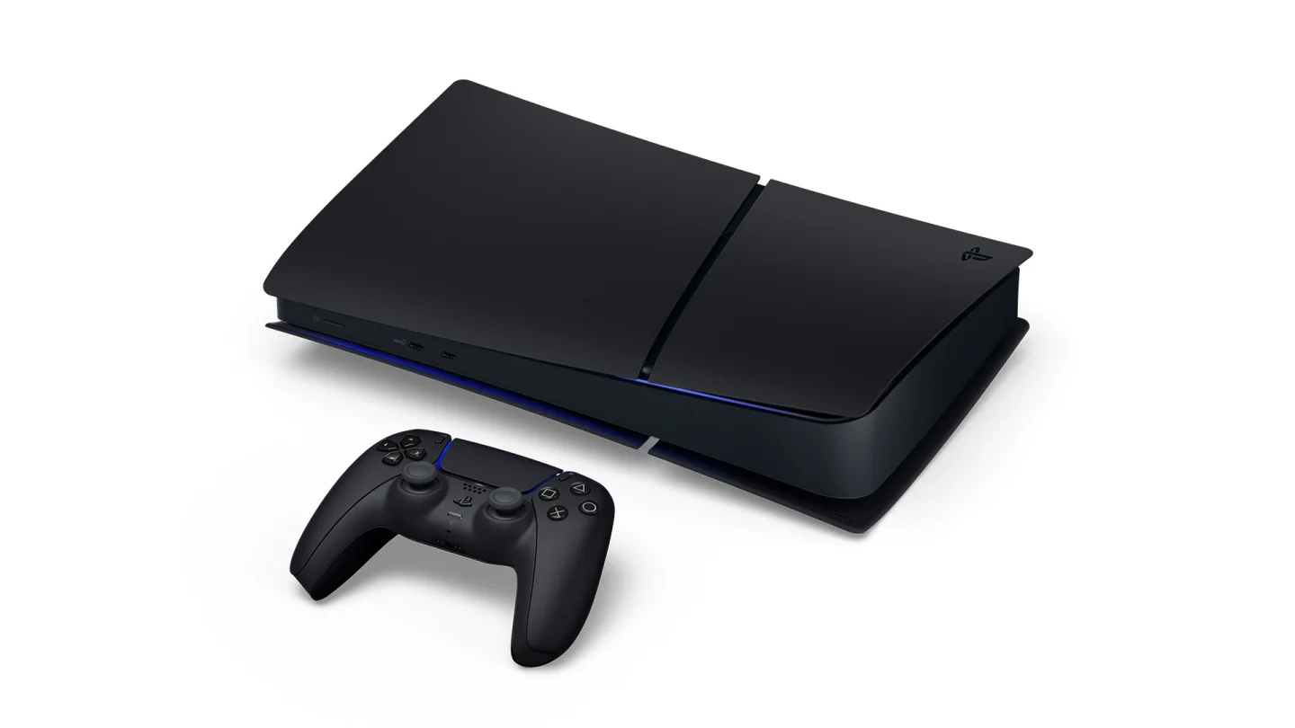 Yatay konumda Midnight Black PS5 Digital Edition ve DualSense kontrolcü