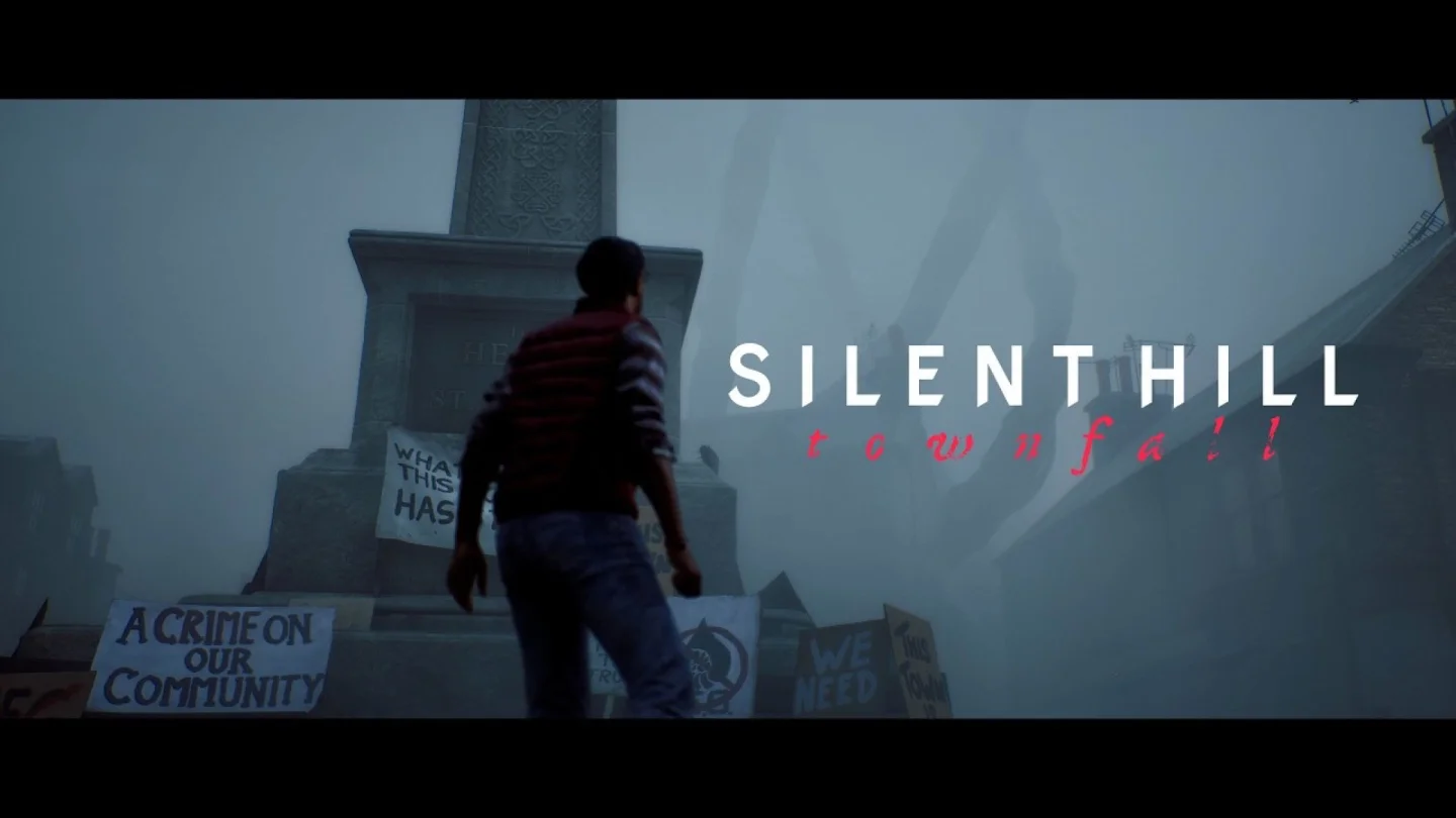 Silent Hill: Townfall fragmanında sisli kasabada anıtın önünde duran karakter