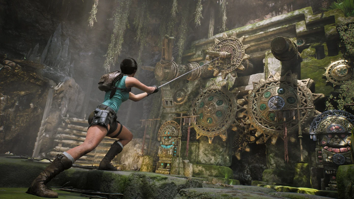 Tomb Raider: Legacy of Atlantis oyun görüntüsünde Lara Croft antik tapınakta halatla dişli mekanizmayı çekiyor