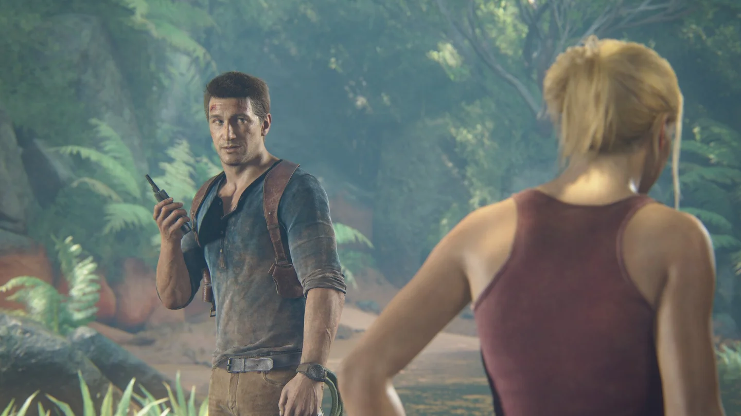 Nathan Drake elinde telsizle Uncharted 4'ün orman sahnesinde