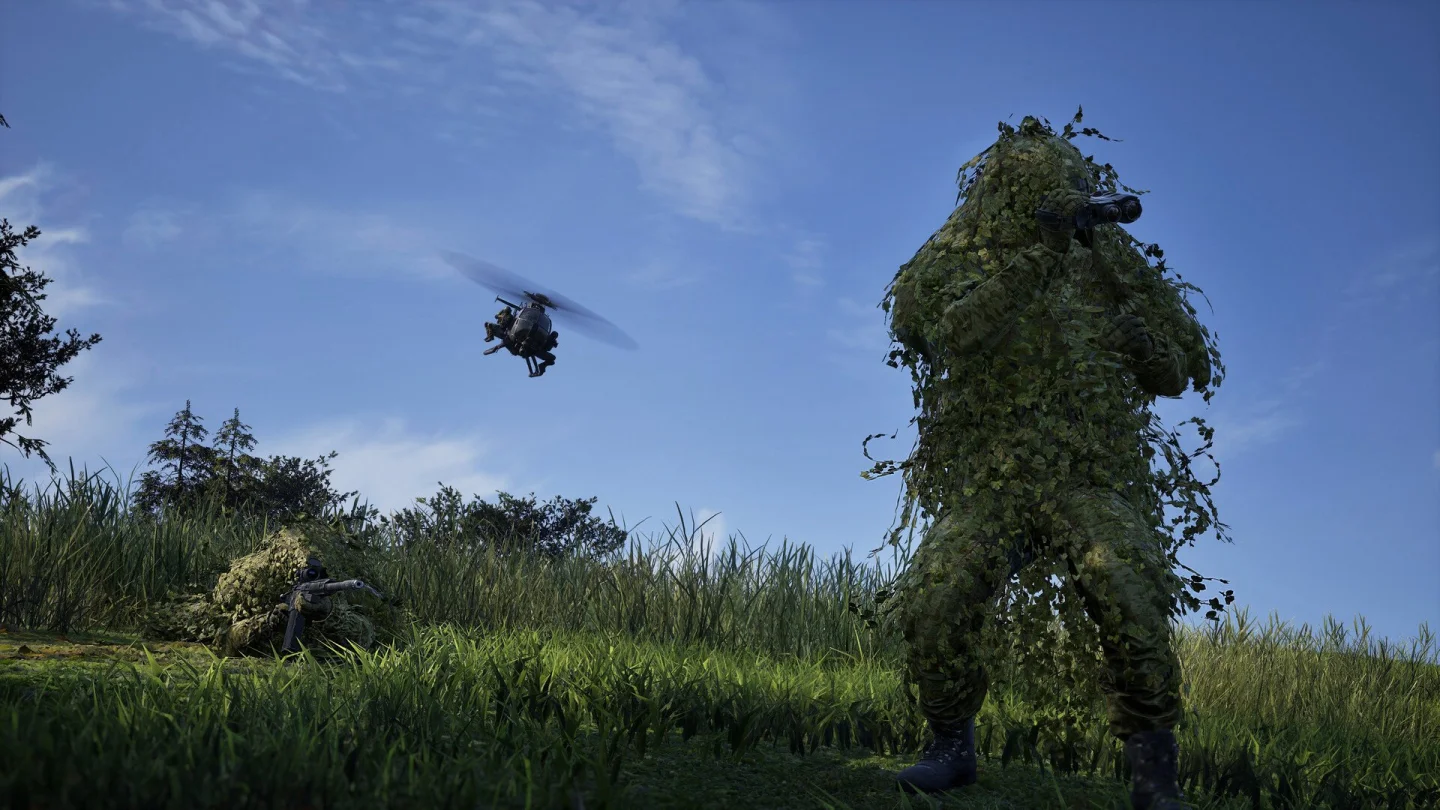 Wardogs'ta kamuflaj giysili keskin nişancı ve arkada helikopter
